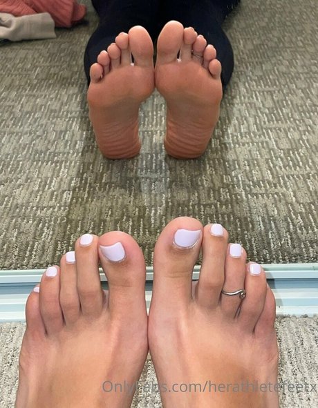 Naakte gelekte OnlyFans-foto van Herathletefeetxo
