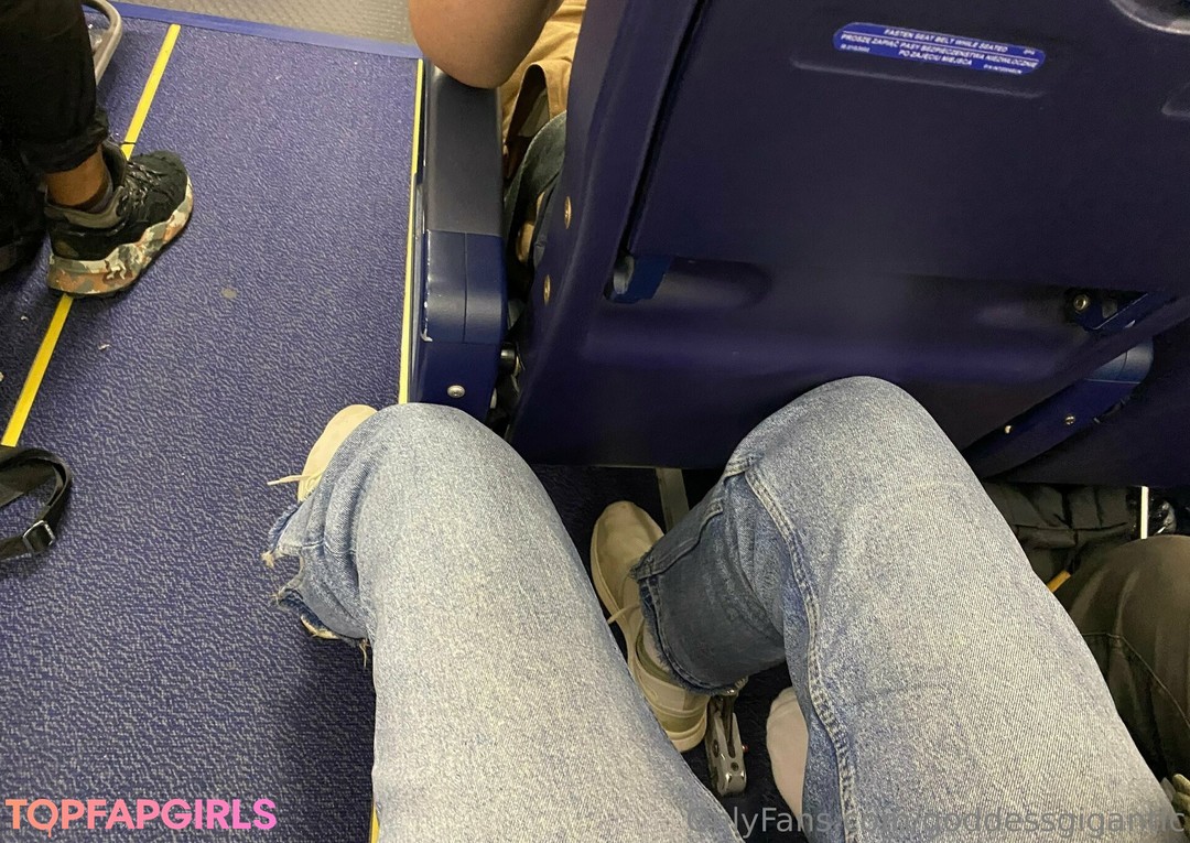 Naakte gelekte OnlyFans-foto van Goddessgigantic #83 Naakte gelekte OnlyFans-foto van Goddessgigantic #83