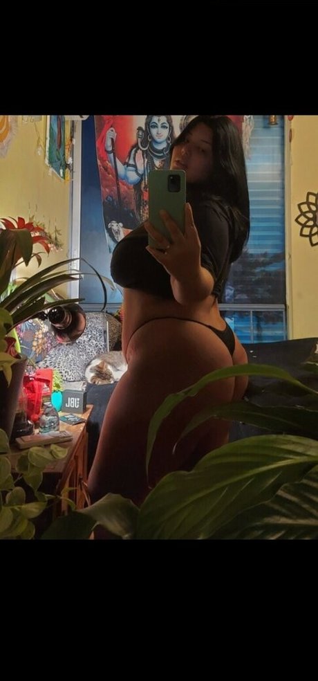 Naakte gelekte OnlyFans-foto van Viivenuz