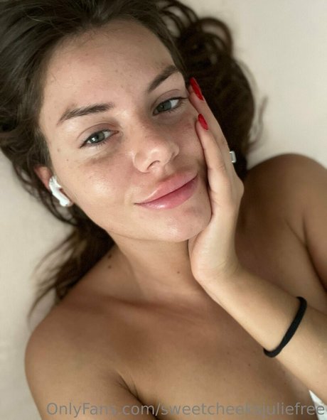 Naakte gelekte OnlyFans-foto van Sweetcheeksjuliefree