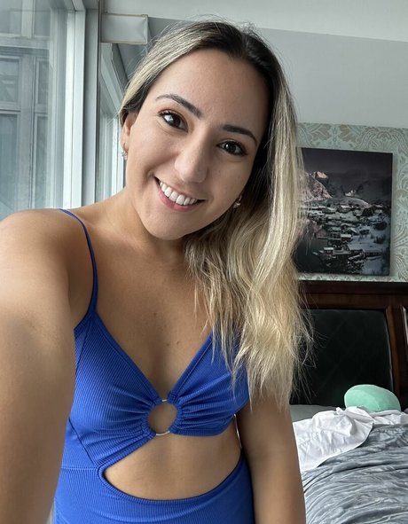 Naakte gelekte OnlyFans-foto van Selina Amini
