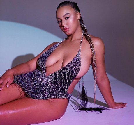 Naakte gelekte OnlyFans-foto van Nia Sioux