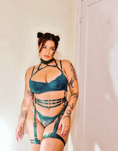 Naakte gelekte OnlyFans-foto van Kennya Raposo