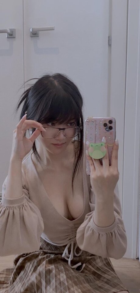 Naakte gelekte OnlyFans-foto van Aria Saki