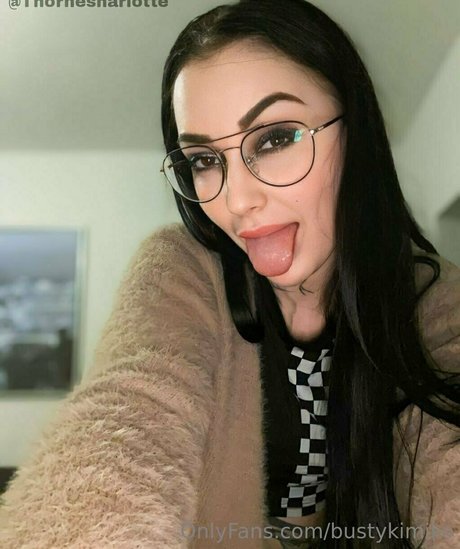 Naakte gelekte OnlyFans-foto van Bustykimiko