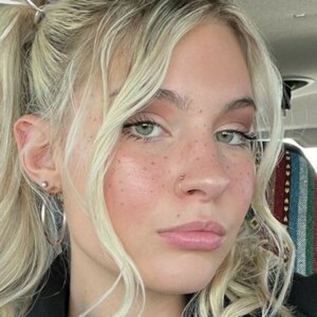 Naakte gelekte OnlyFans-foto van Annie Angel