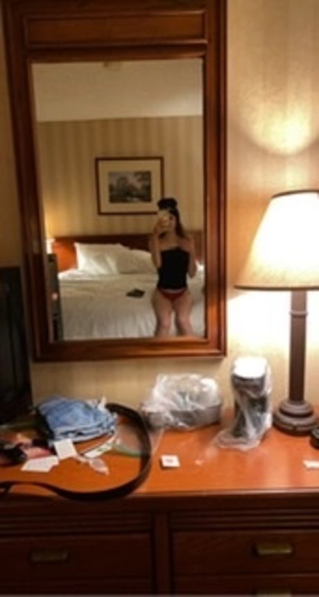 Naakte gelekte OnlyFans-foto van Stella Virgin 
