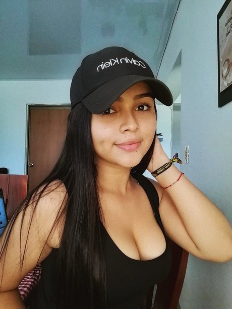 Naakte gelekte OnlyFans-foto van Sarita Olarte