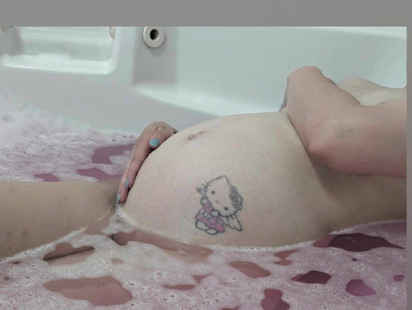 Naakte gelekte OnlyFans-foto van Lou Modeling