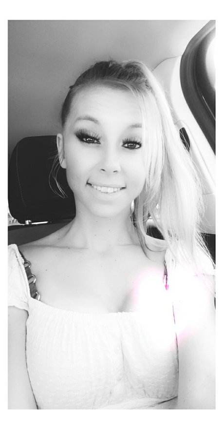 Naakte gelekte OnlyFans-foto van Sarah Knoxxx