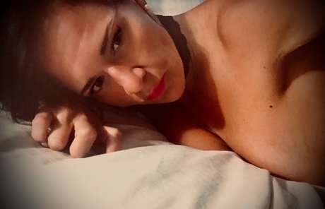 Naakte gelekte OnlyFans-foto van Saraenglish