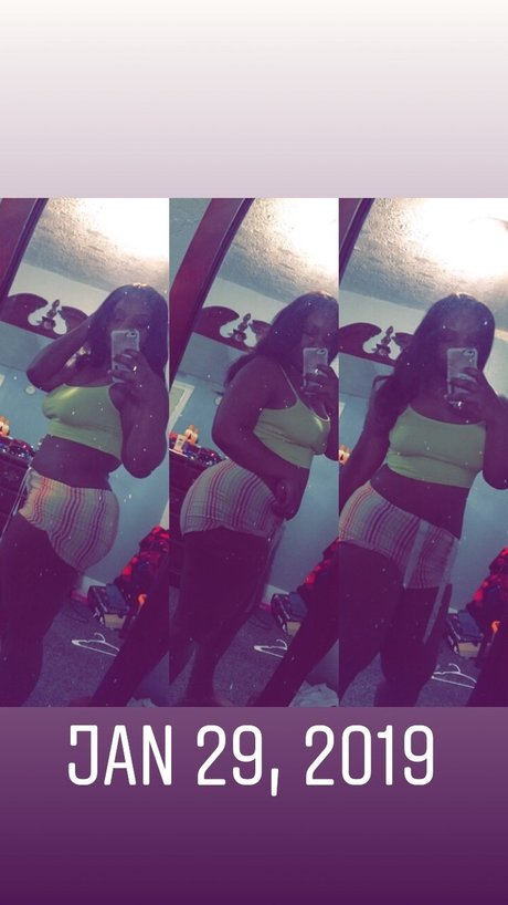 Naakte gelekte OnlyFans-foto van Sapphire Blue
