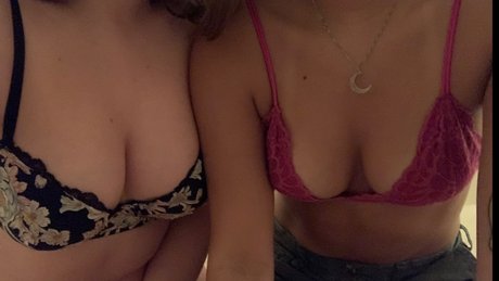 Naakte gelekte OnlyFans-foto van Yessica And Sara