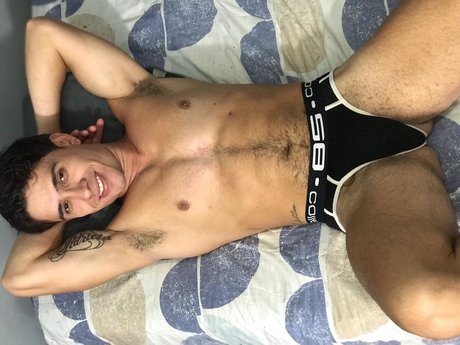 Naakte gelekte OnlyFans-foto van Santiago Usme