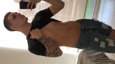 Naakte gelekte OnlyFans-foto van Santi Becker