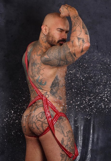 Naakte gelekte OnlyFans-foto van Santi Noguera