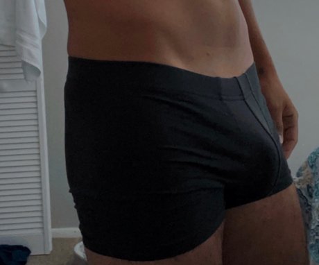 Naakte gelekte OnlyFans-foto van Santi