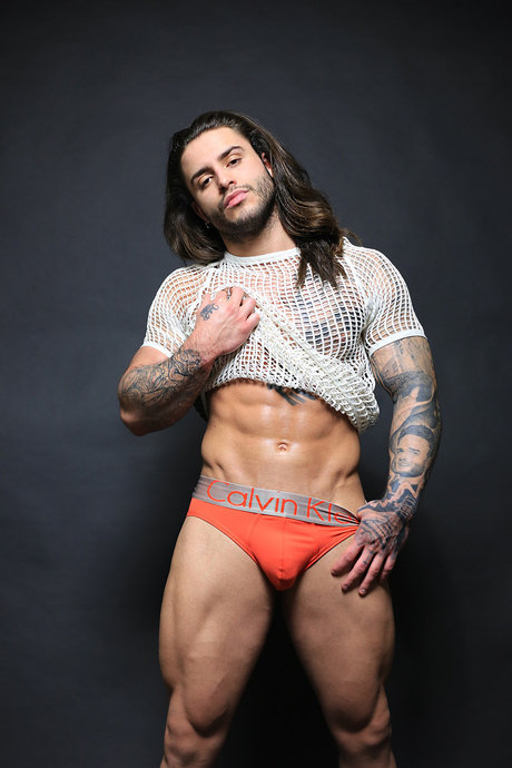 Naakte gelekte OnlyFans-foto van Santiago