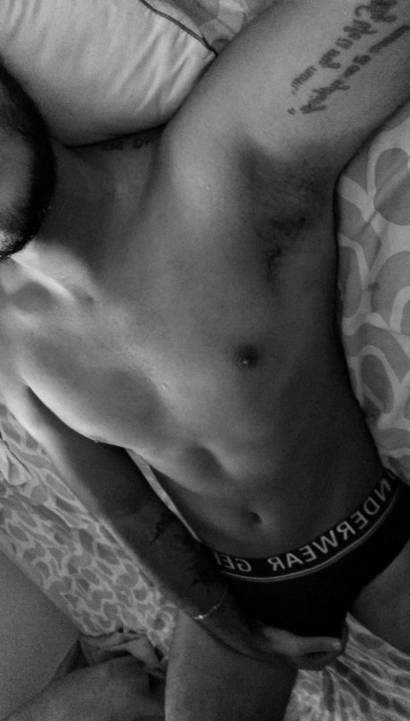 Naakte gelekte OnlyFans-foto van Santiago Ramn Chaux