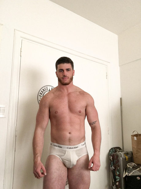 Naakte gelekte OnlyFans-foto van Santiagoelissalt