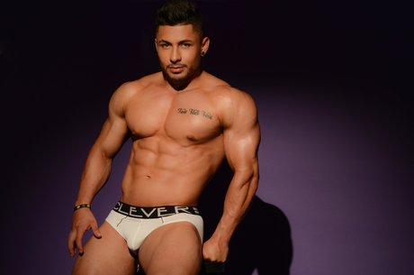 Naakte gelekte OnlyFans-foto van Santiaesthetic