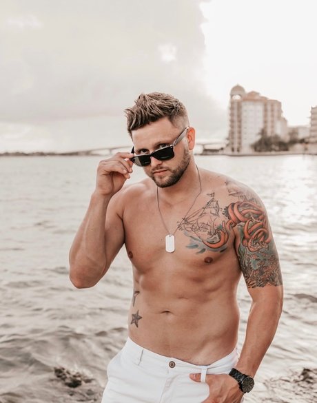 Naakte gelekte OnlyFans-foto van Guynextdoor