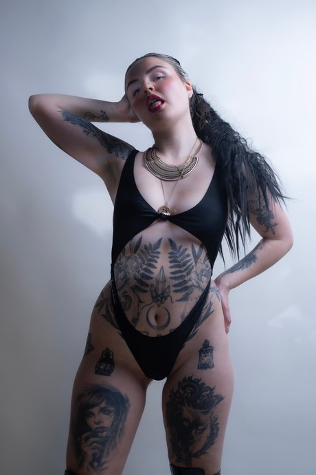 Naakte gelekte OnlyFans-foto van La Sainte Puritaine