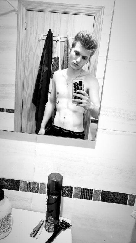 Naakte gelekte OnlyFans-foto van Rumito