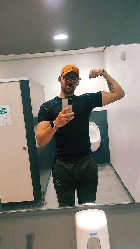 Naakte gelekte OnlyFans-foto van Latino Gold 