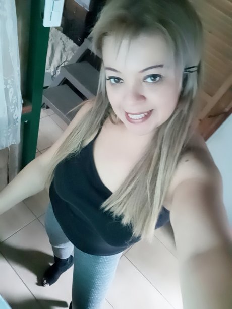 Naakte gelekte OnlyFans-foto van Honeyblond