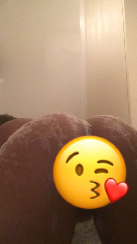 Naakte gelekte OnlyFans-foto van Shy Naughty Girl  