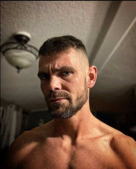 Naakte gelekte OnlyFans-foto van John