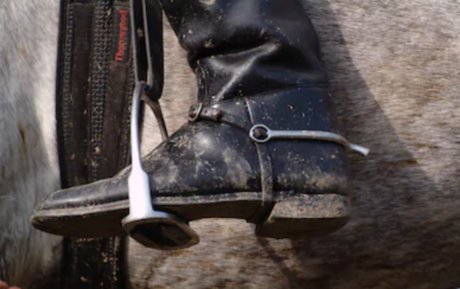 Naakte gelekte OnlyFans-foto van Riding Boots