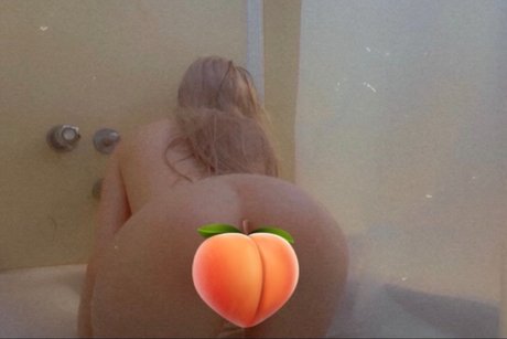 Naakte gelekte OnlyFans-foto van Sexy Ginger Barbie 