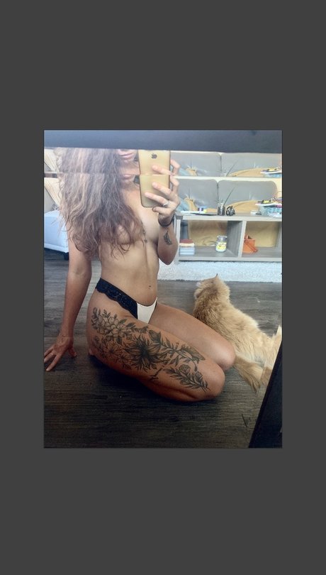Naakte gelekte OnlyFans-foto van Scarlett Jordan