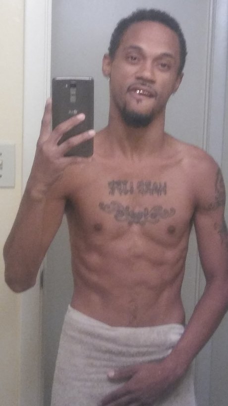 Naakte gelekte OnlyFans-foto van Big Dog