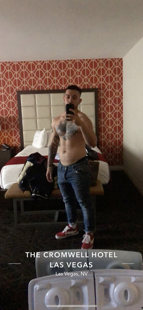 Naakte gelekte OnlyFans-foto van Ethan Lam