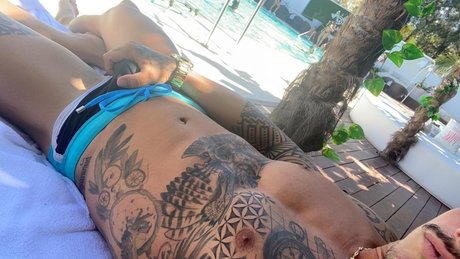 Naakte gelekte OnlyFans-foto van Saul Kamasutra