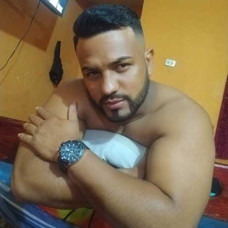 Naakte gelekte OnlyFans-foto van Leonel Chirinos