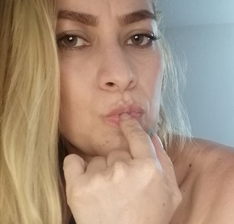 Naakte gelekte OnlyFans-foto van Karol