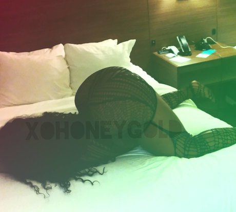 Naakte gelekte OnlyFans-foto van Honey Gold