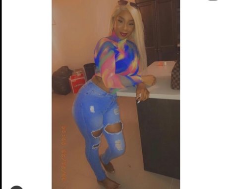 Naakte gelekte OnlyFans-foto van Eb0niita Babybee