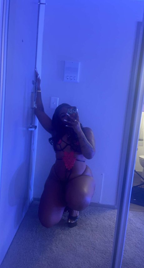 Naakte gelekte OnlyFans-foto van Tia Stacks