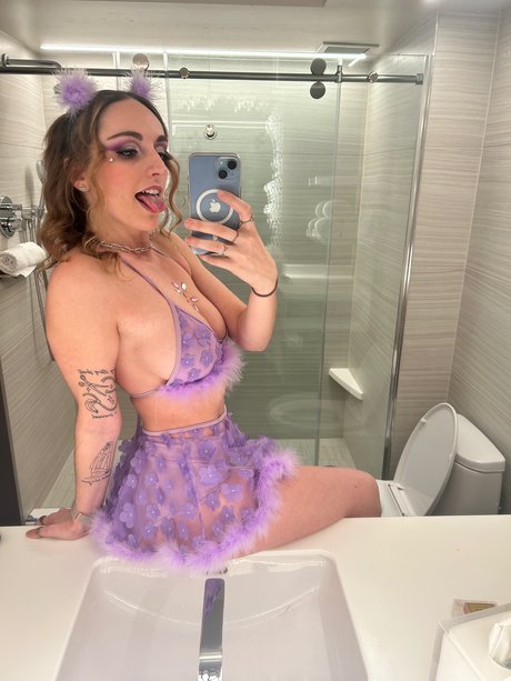 Naakte gelekte OnlyFans-foto van D E M I