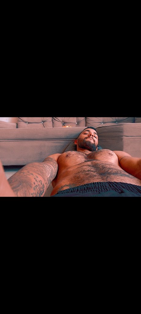 Naakte gelekte OnlyFans-foto van Yorgi Torres