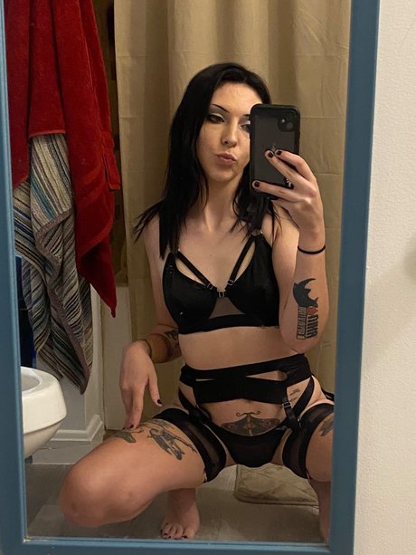 Naakte gelekte OnlyFans-foto van Moe