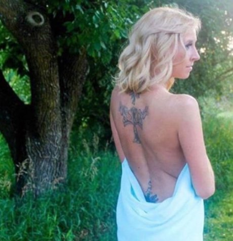 Naakte gelekte OnlyFans-foto van Mila Moon