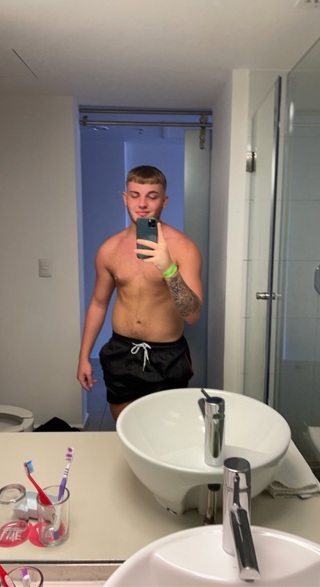 Naakte gelekte OnlyFans-foto van Reg 