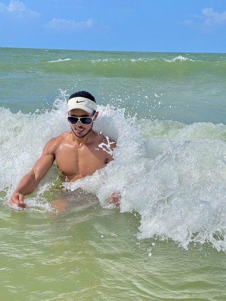 Naakte gelekte OnlyFans-foto van Zaah Wayne 