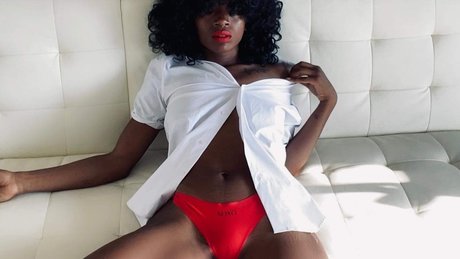 Naakte gelekte OnlyFans-foto van Hippie Nudist